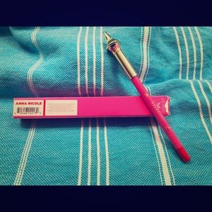 Jeffree Star lip line in “Anna Nicole” shade